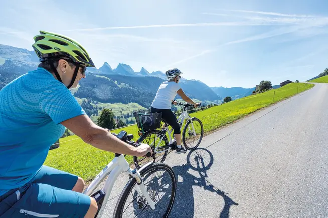 Velo und Bike <img src=“image.jpg” alt=“image description” title=“image tooltip”>